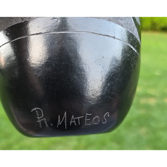 Rigoberto Mateos Pottery Blackware Polished Vase Jar 5.75" Carved Design Signed - Picture 8 of 12